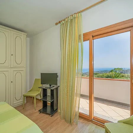Apartment Master In 6 To 8 Persons With Large Private Garden