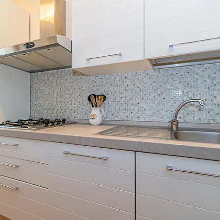 Master In 6 To 8 Persons With Large Private Garden Apartment *