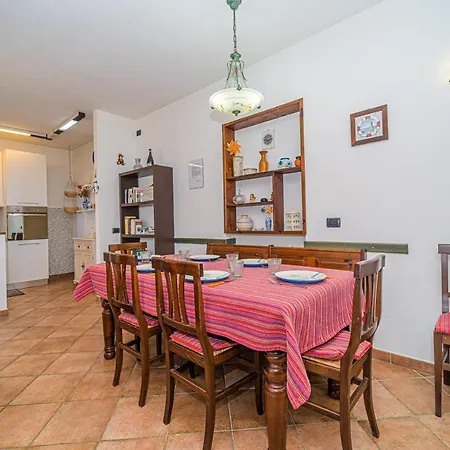 Master In 6 To 8 Persons With Large Private Garden Apartment *