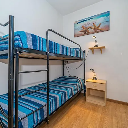 Master In 6 To 8 Persons With Large Private Garden Apartment